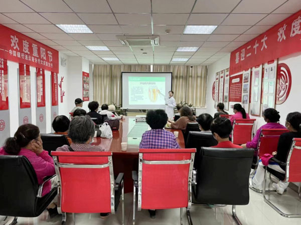 成宏口腔醫(yī)院公益行丨走進(jìn)銀行、社區(qū)，科普講座＋義診，我們一直在行動(dòng)！